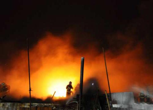 10月24日，消防隊(duì)員在火災(zāi)現(xiàn)場(chǎng)撲救